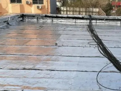 和林格尔卫生间漏水维修公司分享下和林格尔屋面楼顶防水刚性防水层施工要点。